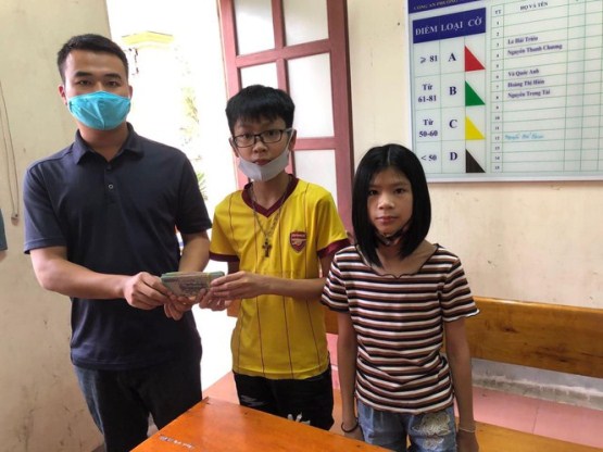 Bộ GD&ĐT tặng bằng khen học sinh trả lại 50 triệu đồng cho người đánh rơi